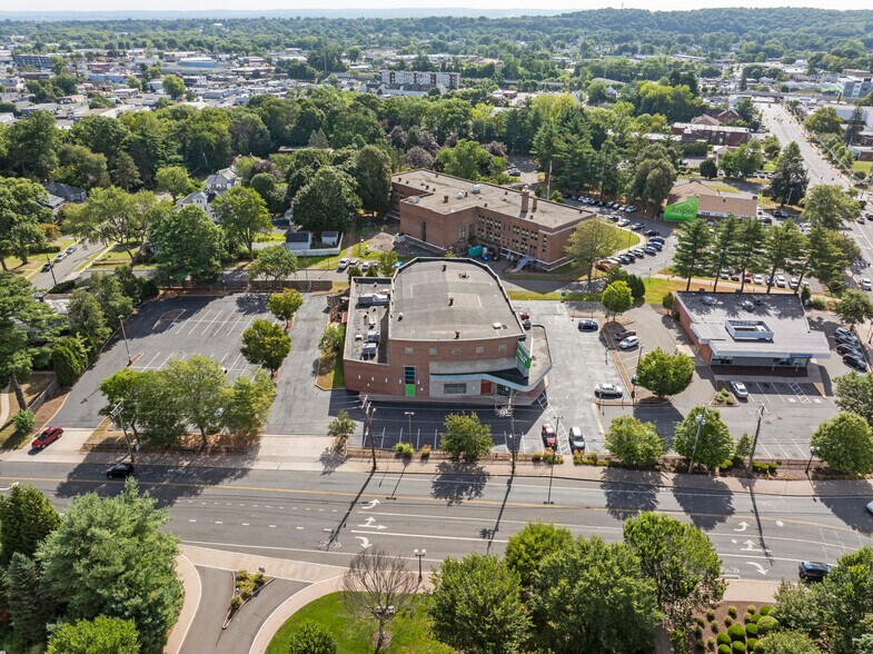 940 Quaker Ln, West Hartford, CT à vendre - Photo de l’immeuble – Image 2 sur 3