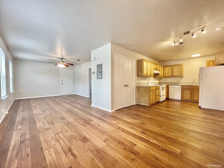 1009 Advance St, San Marcos, TX à vendre - Photo intérieure – Image 2 sur 13