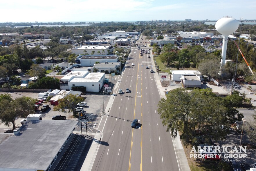 2048 Bee Ridge Rd, Sarasota, FL à louer - Photo de l’immeuble – Image 3 sur 9