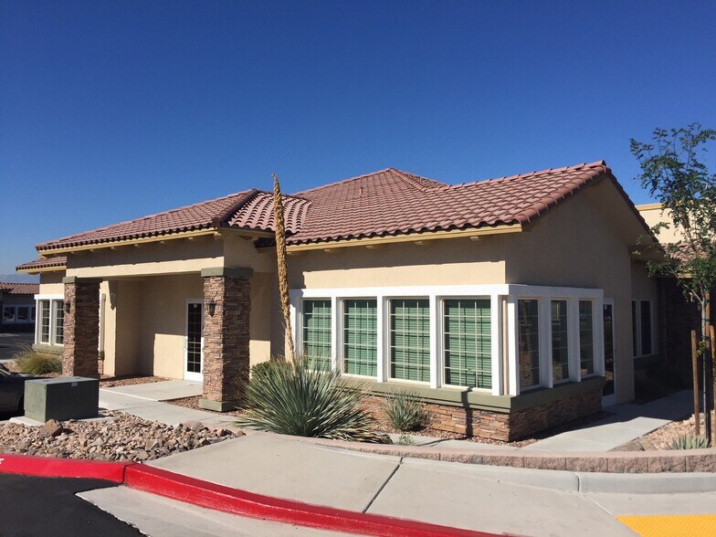 7395 S Pecos Rd, Las Vegas, NV à louer - Photo de l’immeuble – Image 2 sur 11
