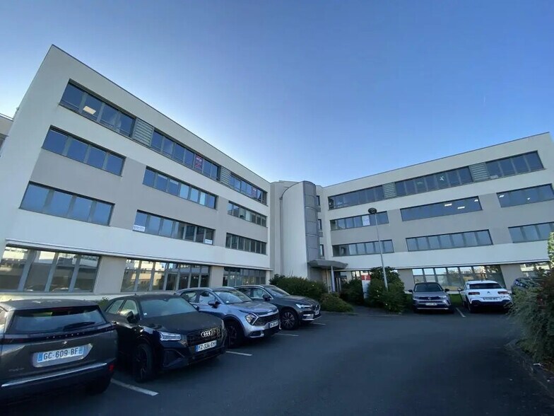 Bureau dans Saint-Grégoire à louer - Photo de l’immeuble – Image 1 sur 12