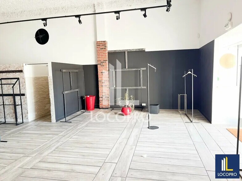 Local commercial dans Vitrolles à louer - Photo de l’immeuble – Image 2 sur 5