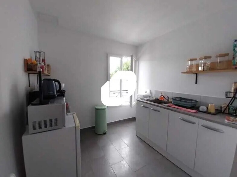 Local d’activités dans Élancourt à louer - Photo de l’immeuble – Image 3 sur 12
