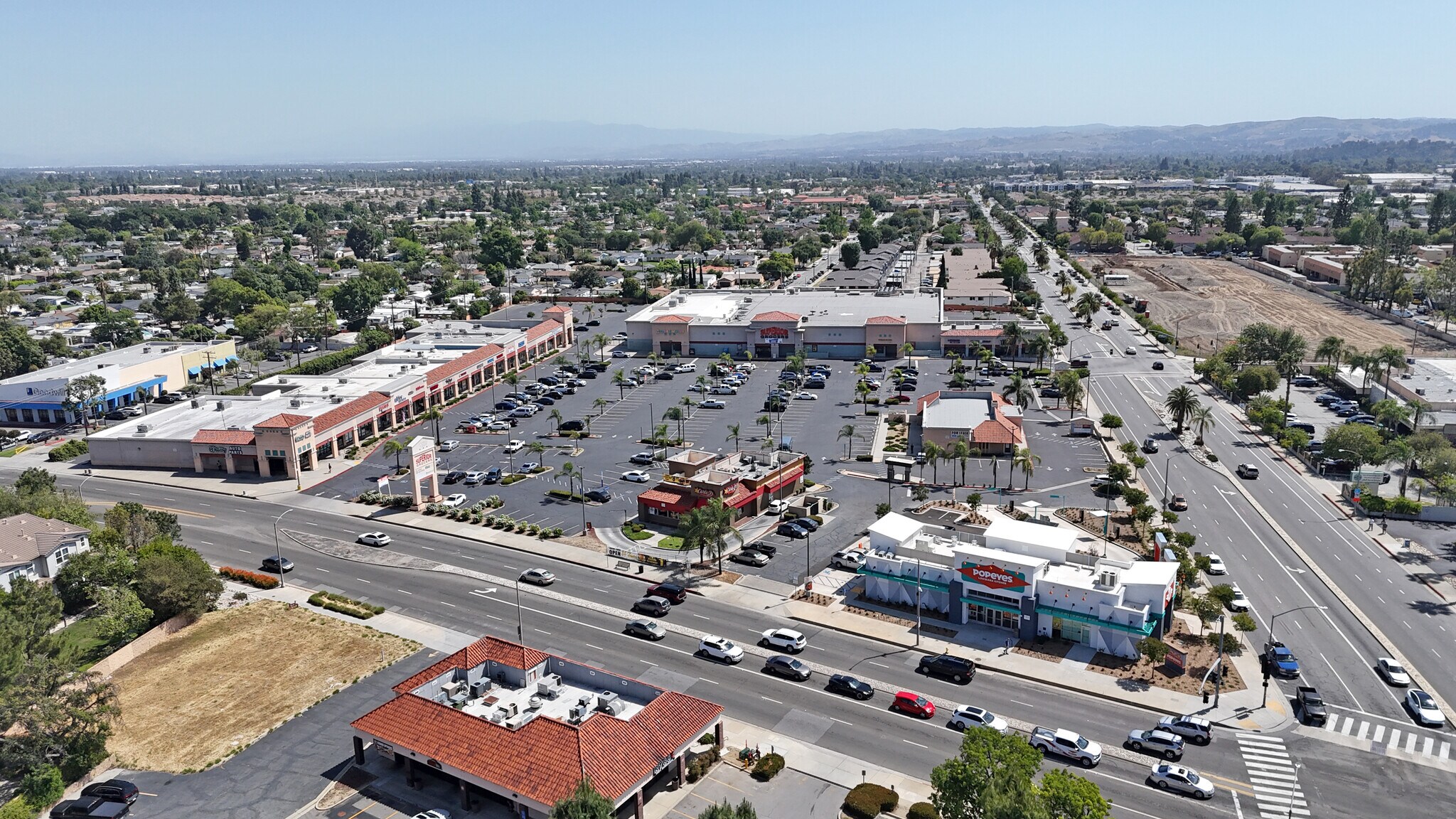 3160-3296 N Garey Ave, Pomona, CA à louer Photo de l’immeuble– Image 1 sur 12
