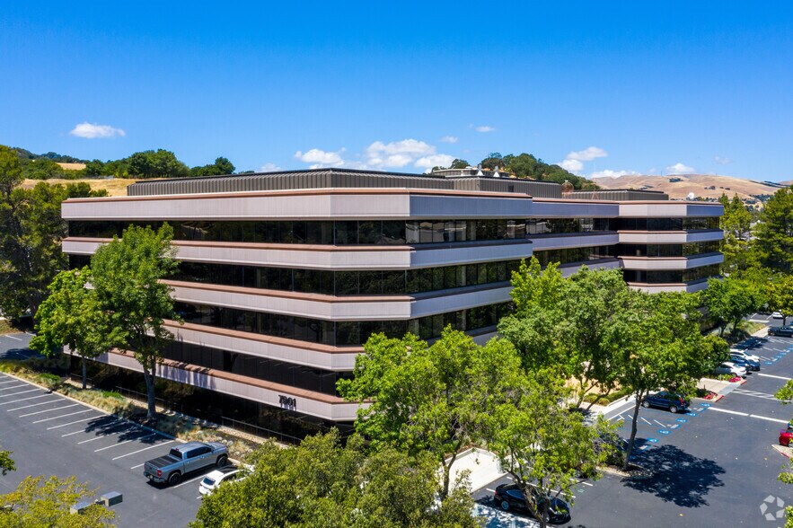 7901 Stoneridge Dr, Pleasanton, CA à louer - Photo de l’immeuble – Image 2 sur 5
