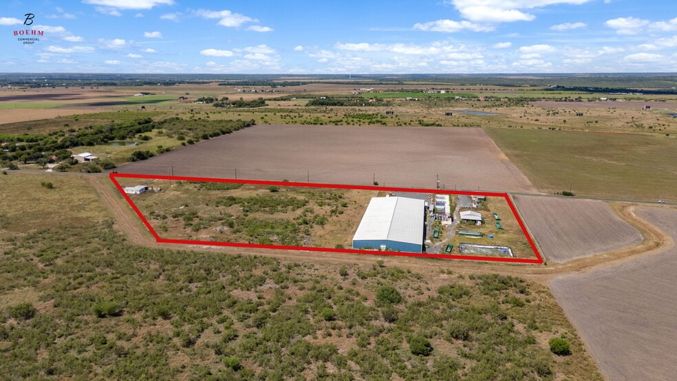 833 County Road 583, La Coste, TX à vendre - Photo de l’immeuble – Image 3 sur 47