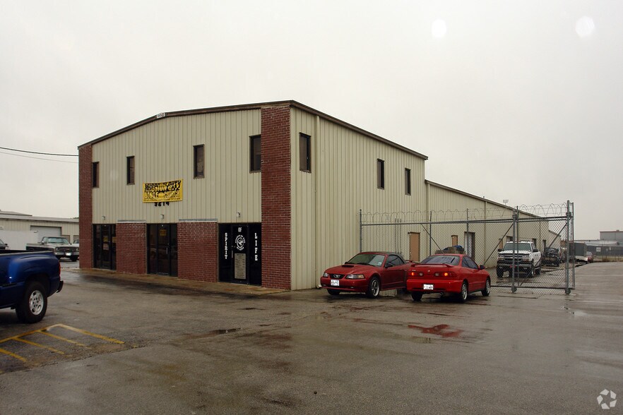 9214 Converse Business Ln, Converse, TX à louer - Photo de l’immeuble – Image 2 sur 2