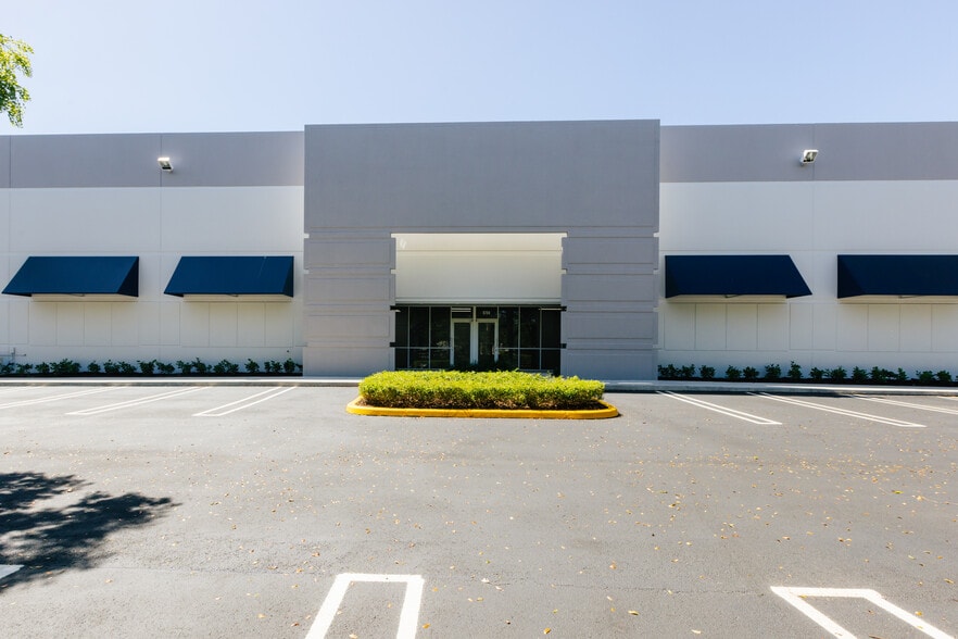 9700 NW 17th St, Miami, FL à louer - Photo principale – Image 1 sur 4