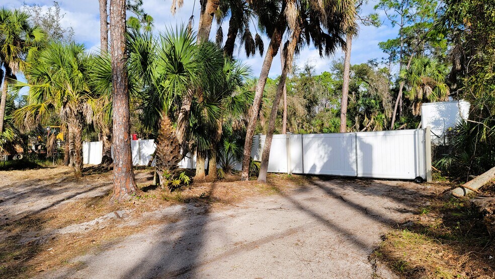 416 Sally St, Port Charlotte, FL à louer - Photo de l’immeuble – Image 3 sur 18