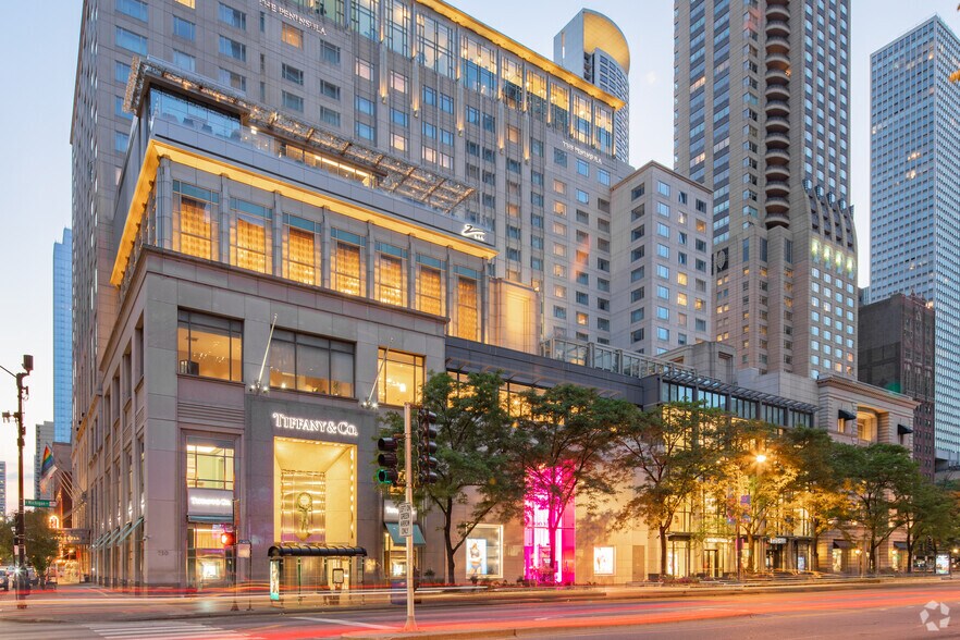 730-750 N Michigan Ave, Chicago, IL à louer - Photo de l’immeuble – Image 2 sur 3
