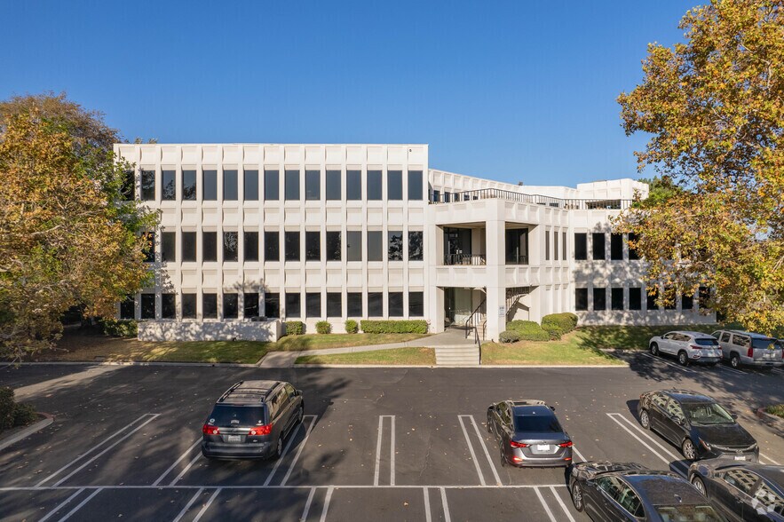 8300 Utica Ave, Rancho Cucamonga, CA à louer - Photo principale – Image 1 sur 6