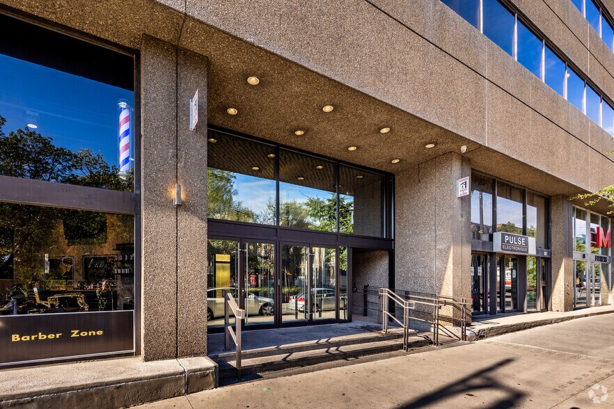 4200-4226 Boul Saint-Laurent, Montréal, QC à louer - Photo de l’immeuble – Image 3 sur 5