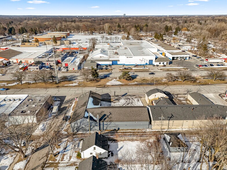 26289 W Eight Mile Rd, Redford Township, MI à louer - Photo de l’immeuble – Image 3 sur 60