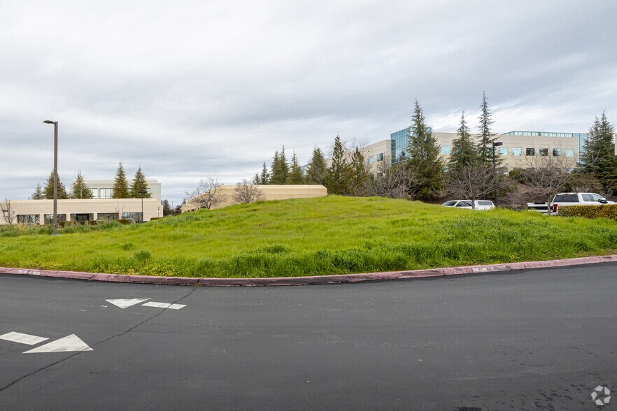 2221A Douglas Blvd, Roseville, CA à louer - Photo de l’immeuble – Image 2 sur 2