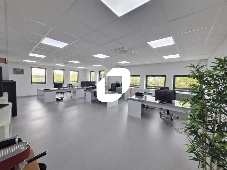 Bureau dans Bussy-Saint-Georges à louer - Photo de l’immeuble – Image 2 sur 7