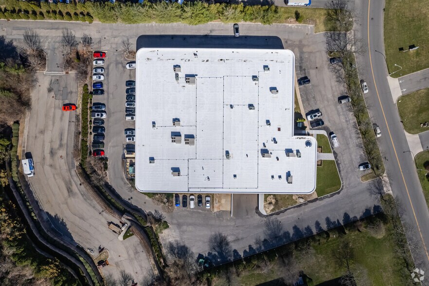 26 Harbor Park Dr, Port Washington, NY à louer - Photo de l’immeuble – Image 3 sur 14