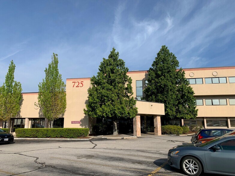 725 Reservoir Ave, Cranston, RI à vendre - Photo de l’immeuble – Image 2 sur 2