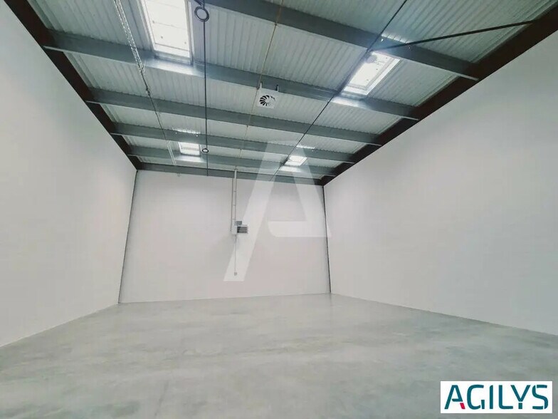 Local d’activités dans Corbeil-Essonnes à louer - Photo de l’immeuble – Image 1 sur 7