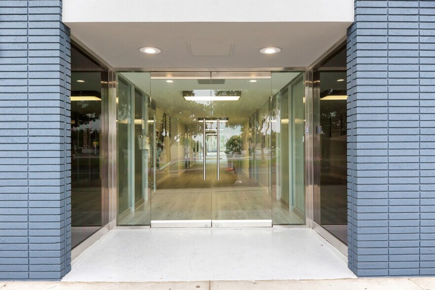 615 N Euclid Ave, Ontario, CA à louer - Photo de l’immeuble – Image 2 sur 32