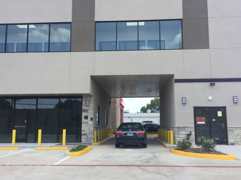 701 Pin Oak Rd, Katy, TX à louer - Photo de l’immeuble – Image 3 sur 25