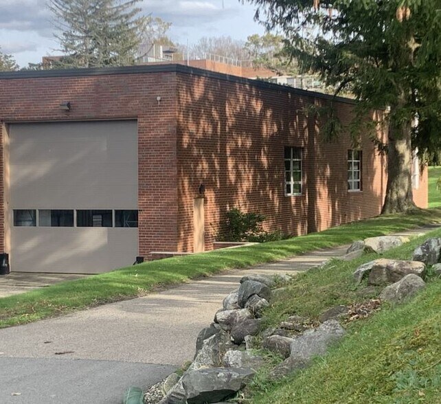 55 Ryder Rd, Maryknoll, NY à louer - Photo de l’immeuble – Image 3 sur 5