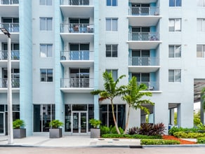 8175 NW 107th Ave, Doral, FL à louer Photo de l’immeuble– Image 1 sur 6