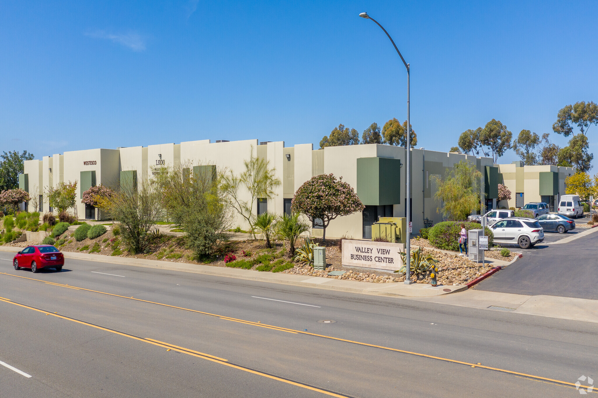 13100 Kirkham Way, Poway, CA à vendre Photo de l’immeuble– Image 1 sur 8