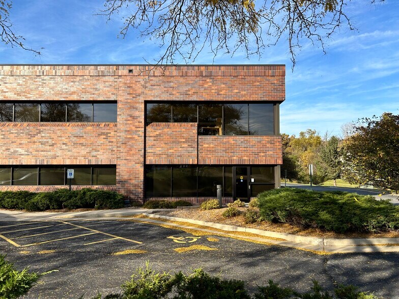 W239N1812 Rockwood Dr, Waukesha, WI à louer - Photo de l’immeuble – Image 2 sur 4