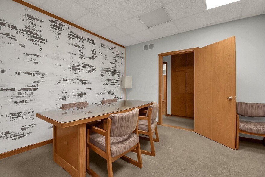 75 E Wilson Bridge Rd, Worthington, OH à vendre - Photo intérieure – Image 3 sur 12