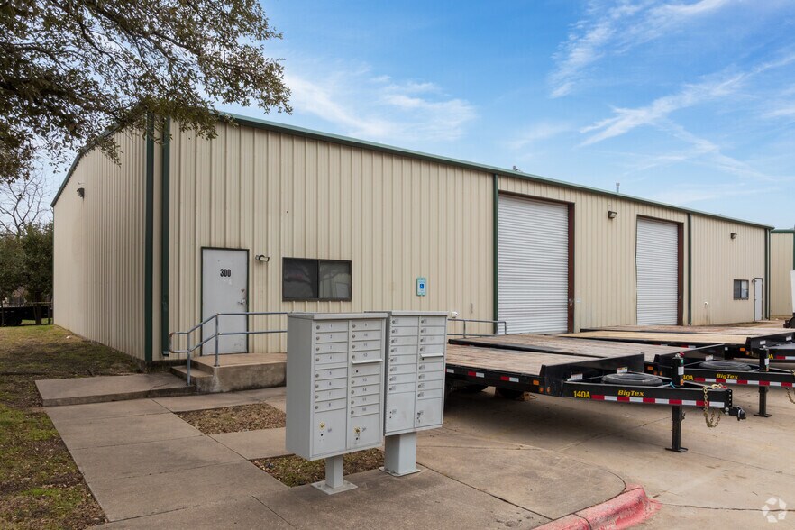 1834 Ferguson Ln, Austin, TX à louer - Photo de l’immeuble – Image 1 sur 26