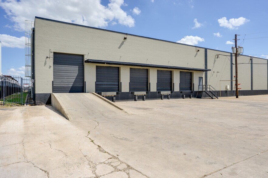 5124 Sharp St, Dallas, TX à vendre - Photo de l’immeuble – Image 2 sur 14