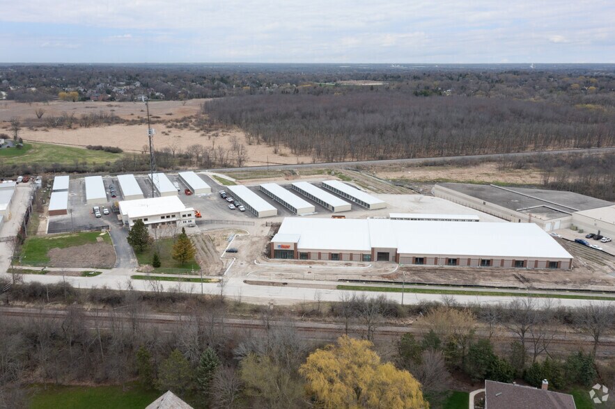 16840 Pheasant Dr, Brookfield, WI à louer - Photo de l’immeuble – Image 2 sur 2