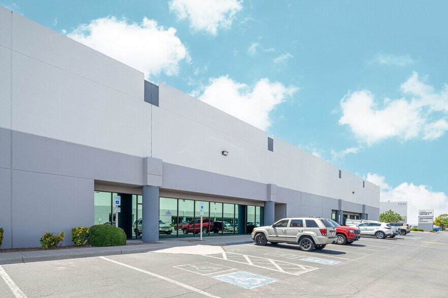 12130 Esther Lama Dr, El Paso, TX à louer - Photo de l’immeuble – Image 3 sur 7
