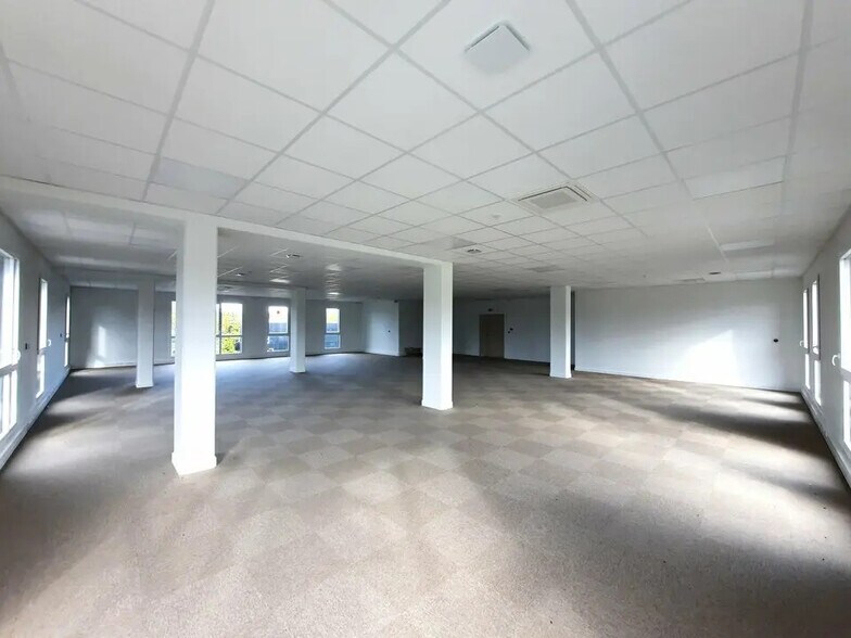 Bureau dans Petit-Couronne à louer - Photo de l’immeuble – Image 2 sur 10