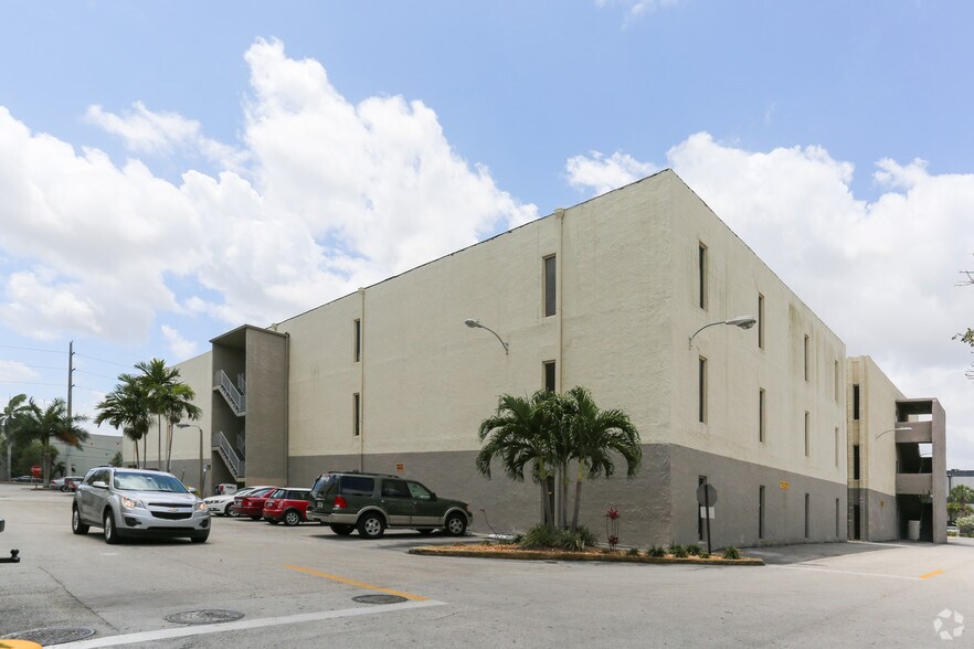 6555 NW 36th St, Virginia Gardens, FL à vendre - Photo de l’immeuble – Image 3 sur 11