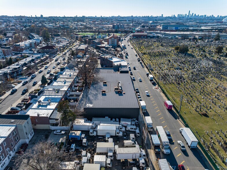 61-26 Maurice Ave, Maspeth, NY à louer - Aérien – Image 3 sur 10
