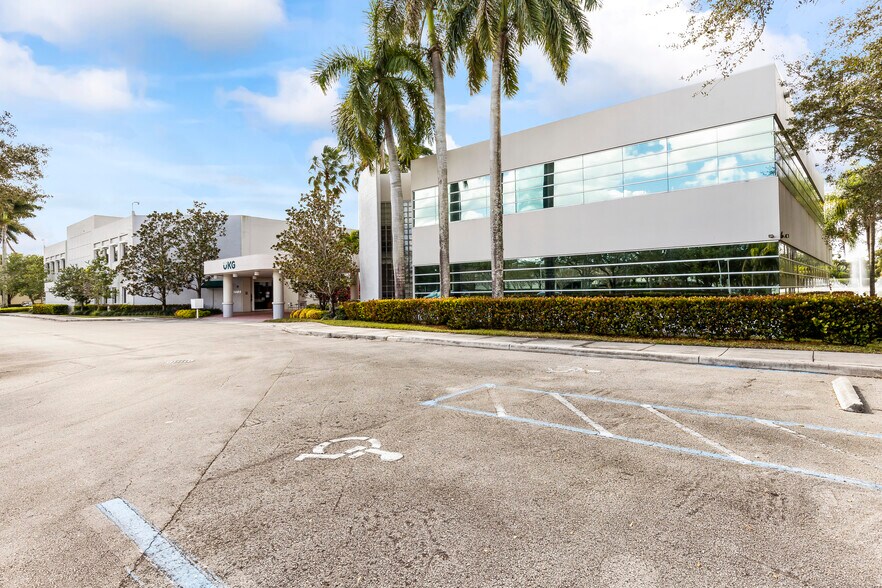 Village Plaza of Weston Florida portefeuille de 2 biens à vendre sur LoopNet.fr - Photo de l’immeuble – Image 2 sur 28