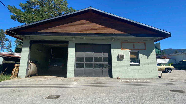1501 Columbia Av, Castlegar, BC à vendre - Photo principale – Image 2 sur 3