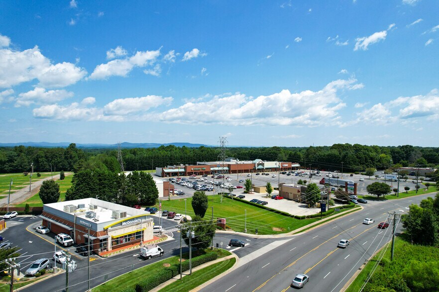 2500 Springs Rd, Hickory, NC à louer - Photo de l’immeuble – Image 2 sur 19