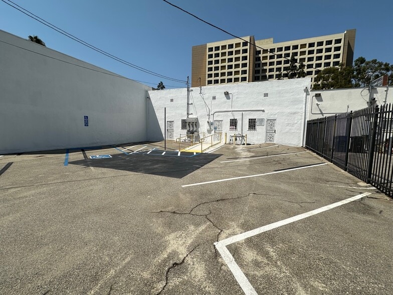 11010 Magnolia Blvd, North Hollywood, CA à vendre - Photo de l’immeuble – Image 3 sur 8