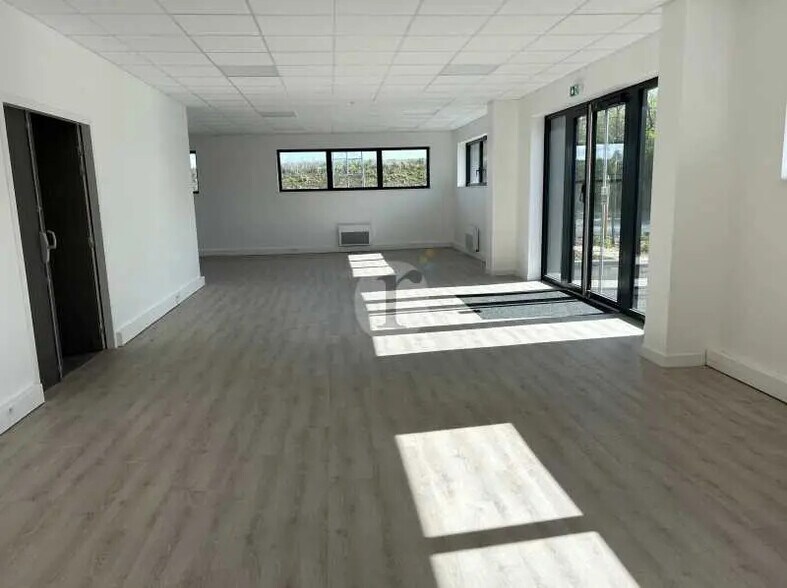 Local d’activités dans Neuville-en-Ferrain à louer - Photo de l’immeuble – Image 3 sur 5