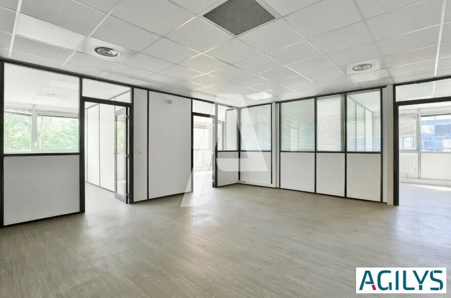 Local d’activités dans Villiers-sur-Marne à louer - Photo de l’immeuble – Image 1 sur 8