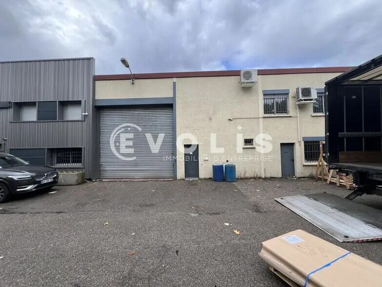 Local d'activités dans Vaulx-en-Velin à vendre - Photo de l’immeuble – Image 1 sur 8