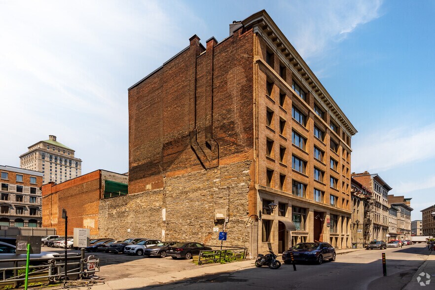 385-389 Rue Saint-Paul O, Montréal, QC à louer - Photo de l’immeuble – Image 1 sur 12