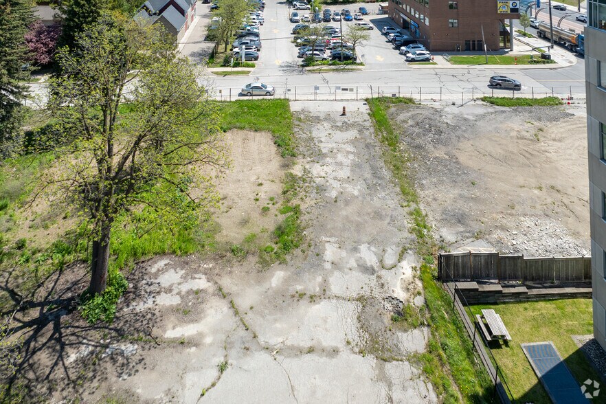 18 Bolton Av, Newmarket, ON à vendre - Photo de l’immeuble – Image 2 sur 2