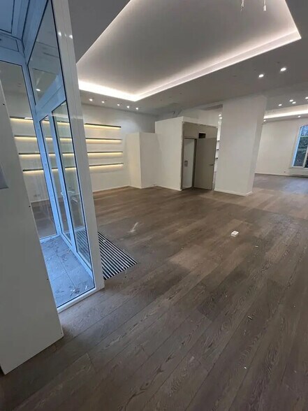 Local commercial dans Paris à louer - Photo de l’immeuble – Image 1 sur 4