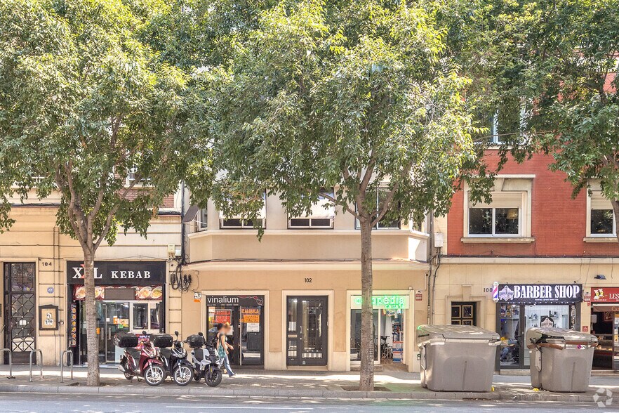 Immeuble residentiel dans Barcelone, Barcelona à vendre - Photo de l’immeuble – Image 2 sur 3