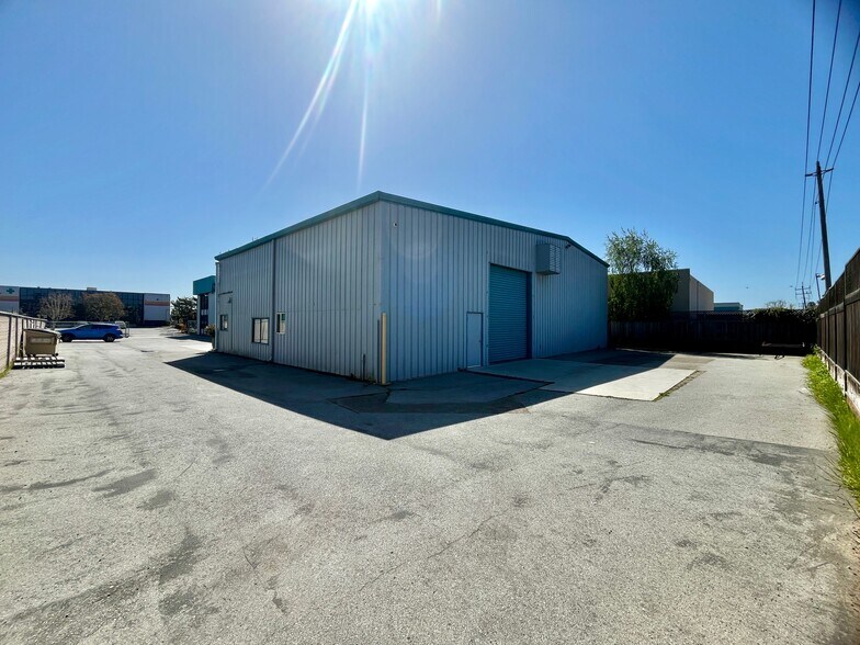 18 Hangar Way, Watsonville, CA à louer - Photo de l’immeuble – Image 3 sur 17
