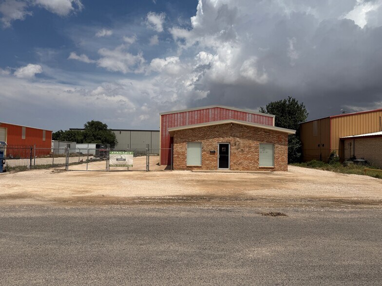 4921 S County Road 1303, Odessa, TX à louer - Photo de l’immeuble – Image 1 sur 11