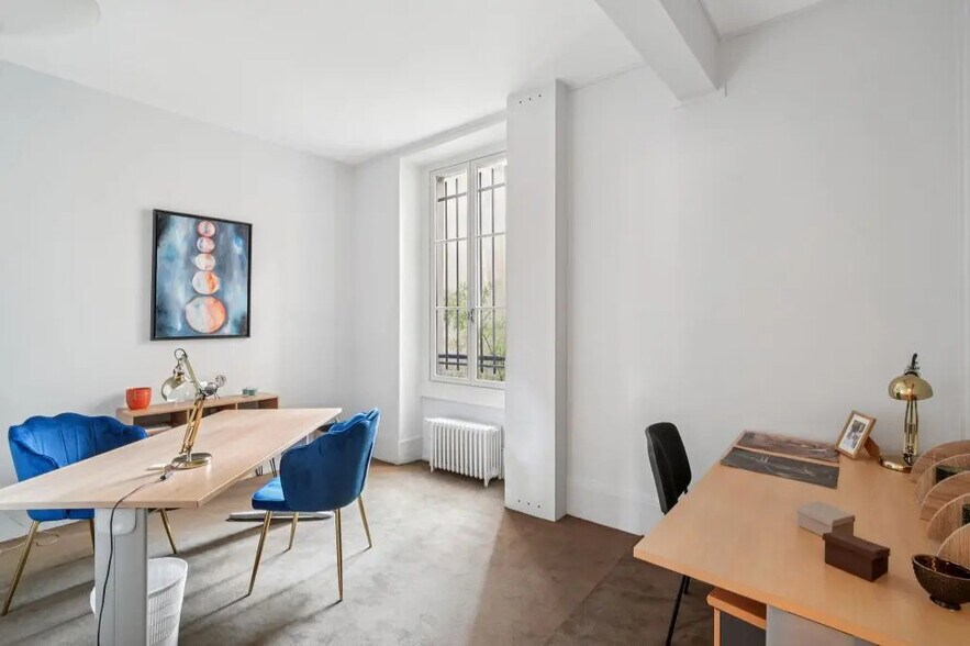 11 Rue Chateaubriand, Paris à louer - Photo de l’immeuble – Image 3 sur 6